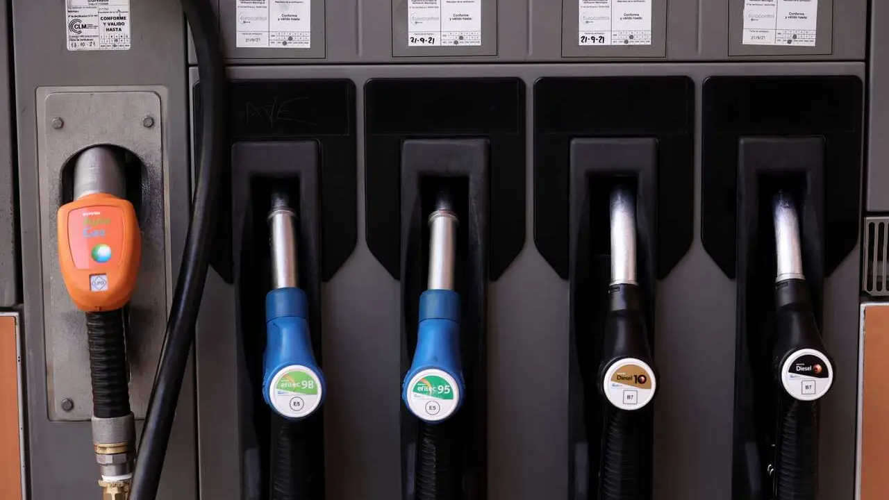 Archivo - Varias mangueras de carburante