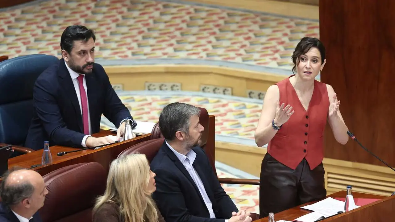 La presidenta de la Comunidad de Madrid, Isabel D&iacute;az Ayuso (d), durante una sesi&oacute;n plenaria en la Asamblea de Madrid, a 16 de abril de 2026, en Madrid (Espa&ntilde;a)