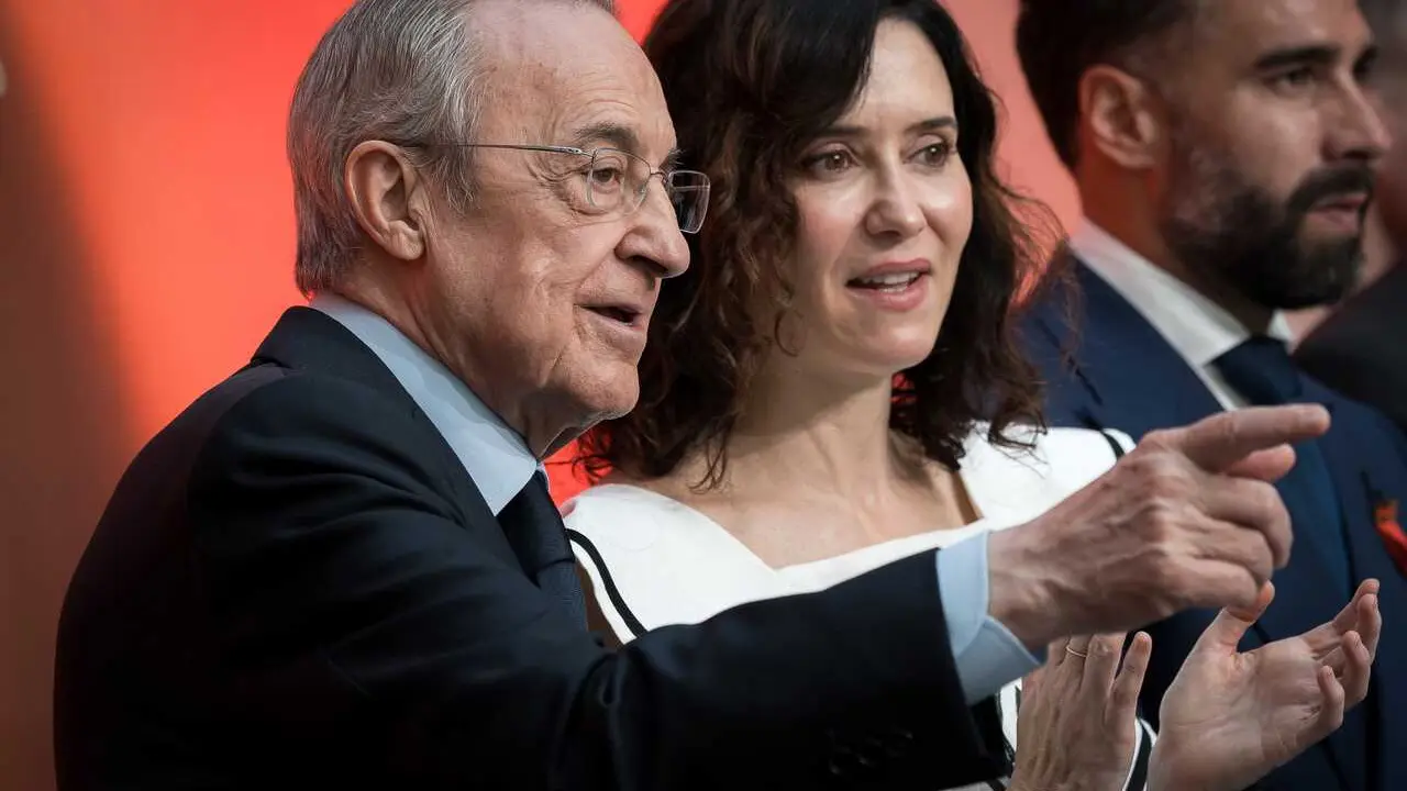 Archivo - El presidente del Real Madrid, Florentino P&eacute;rez, y la presidenta de la Comunidad de Madrid, Isabel D&iacute;az Ayuso, durante la entrega de la Medalla de Oro de la Administraci&oacute;n auton&oacute;mica al futbolista del Real Madrid, Dani Carvajal