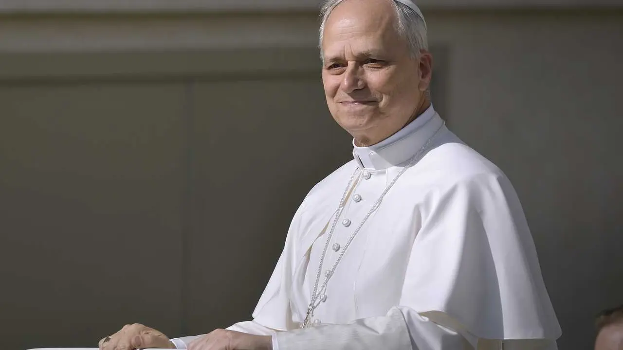 Archivo - El Papa Le&oacute;n XIV recorre la plaza de San Pedro en Papam&oacute;vil por primera vez antes de la misa de inicio de su Pontificado, a 17 de mayo de 2025, en Ciudad del Vaticano. 