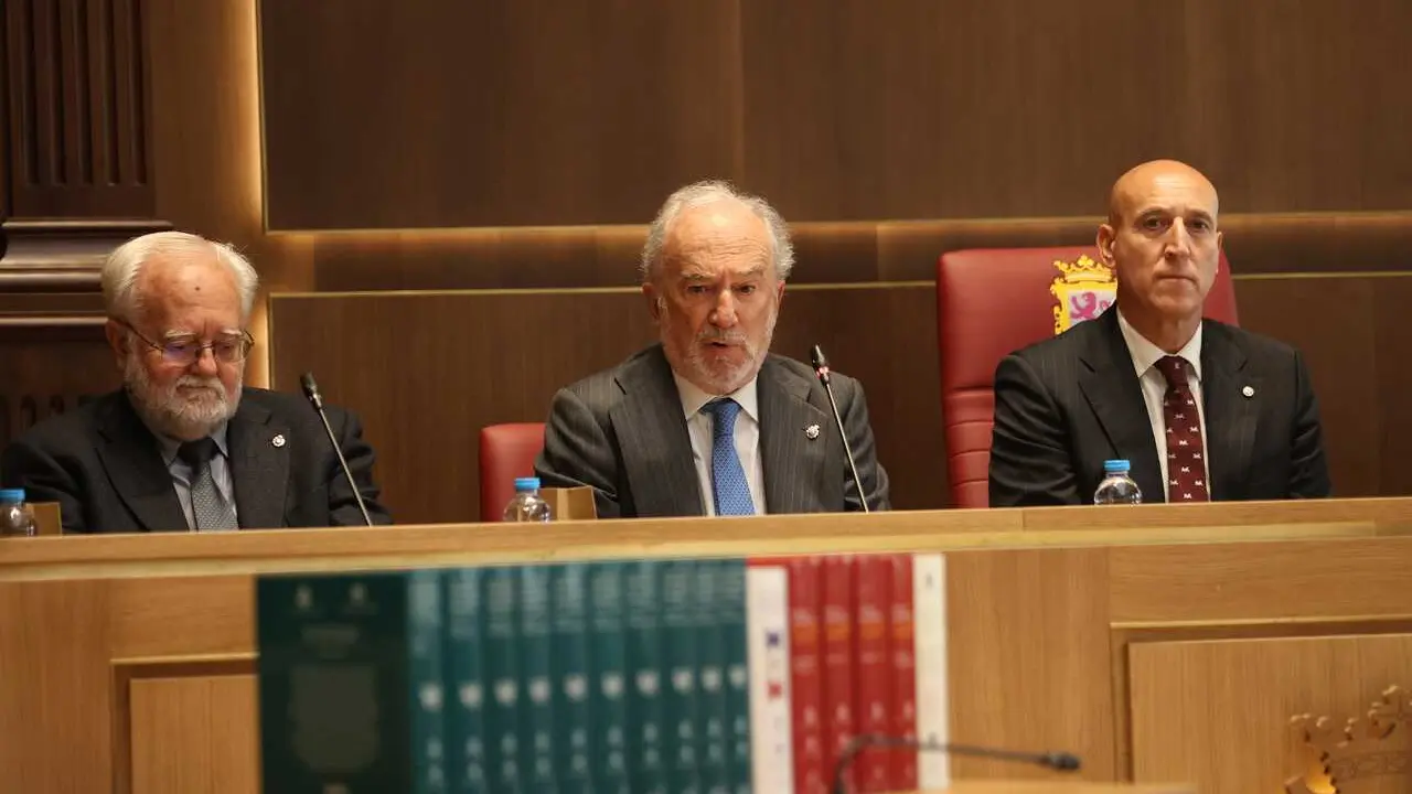 El alcalde de Le&oacute;n, Jos&eacute; Antonio Diez (derecha) y el director de la RAE, Santiago Mu&ntilde;oz Machado (centro), en el Ayuntamiento de San Marcelo de la capital leonesa, donde la RAE ha celebrado un pleno extraordinario.