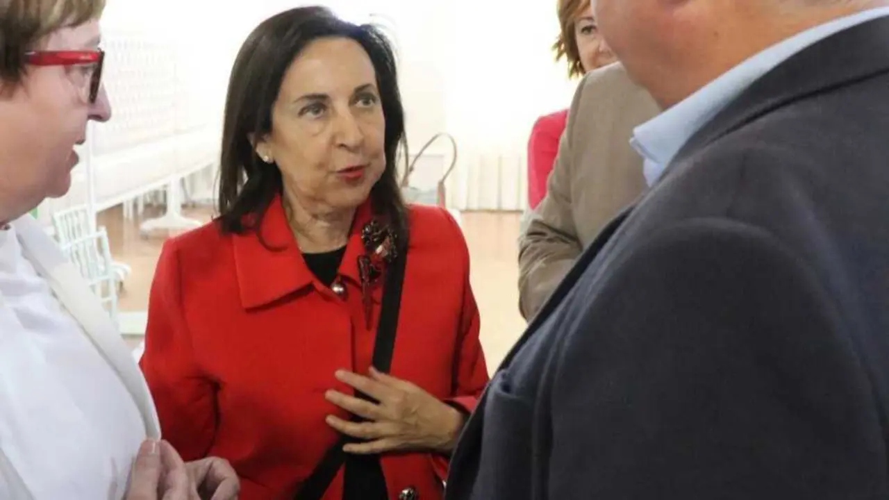 Margarita Robles (centro) habla en La Carlota (C&oacute;rdoba) con candidatos y dirigentes del PSOE.