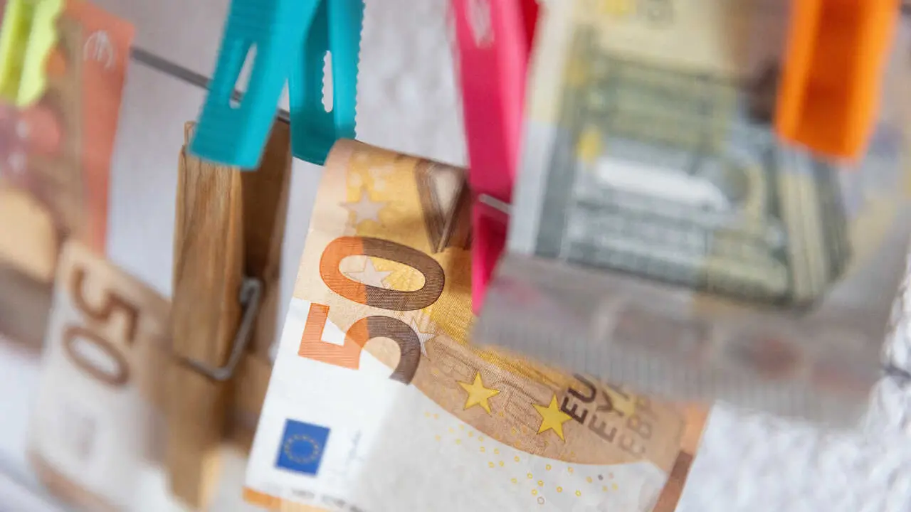 Archivo - Varios billetes sujetos con pinzas.