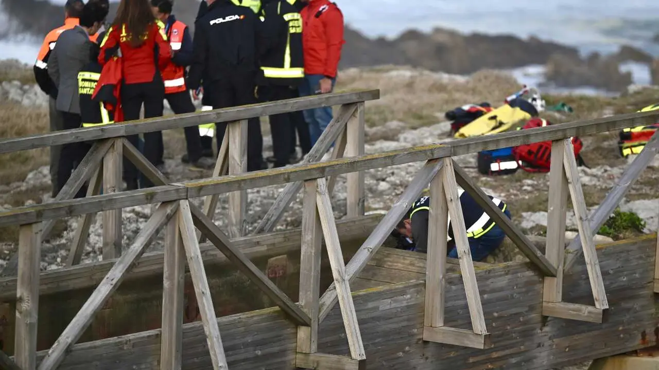 Archivo - Servicios de emergencias trabajan en el lugar de los hechos, a 3 de marzo de 2026, en Santander, Cantabria (Espa&ntilde;a).