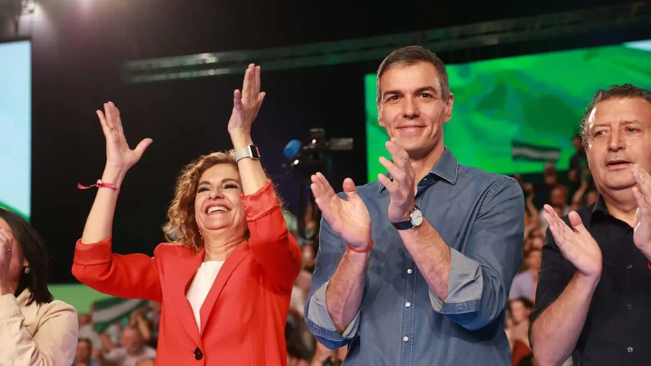 La secretaria general del PSOE-A y candidata a la Junta, Mar&iacute;a Jes&uacute;s Montero; el secretario general del PSOE y presidente del Gobierno, Pedro S&aacute;nchez, y el secretario general del PSOE de Sevilla, Javier Fern&aacute;ndez, en el mitin de cierre de campa&ntilde;a del 17M.