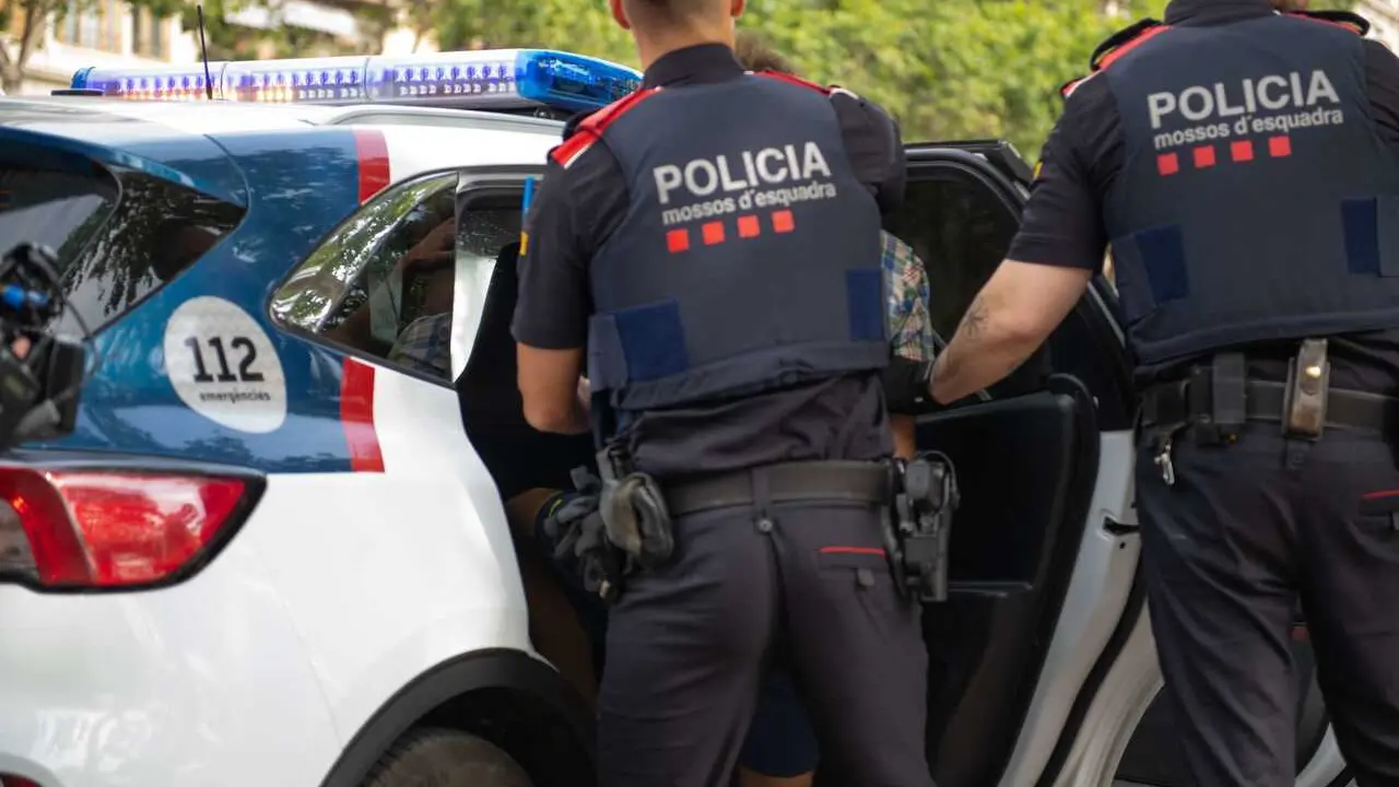 Archivo - Imagen de archivo de una detenci&oacute;n de los Mossos d'Esquadra