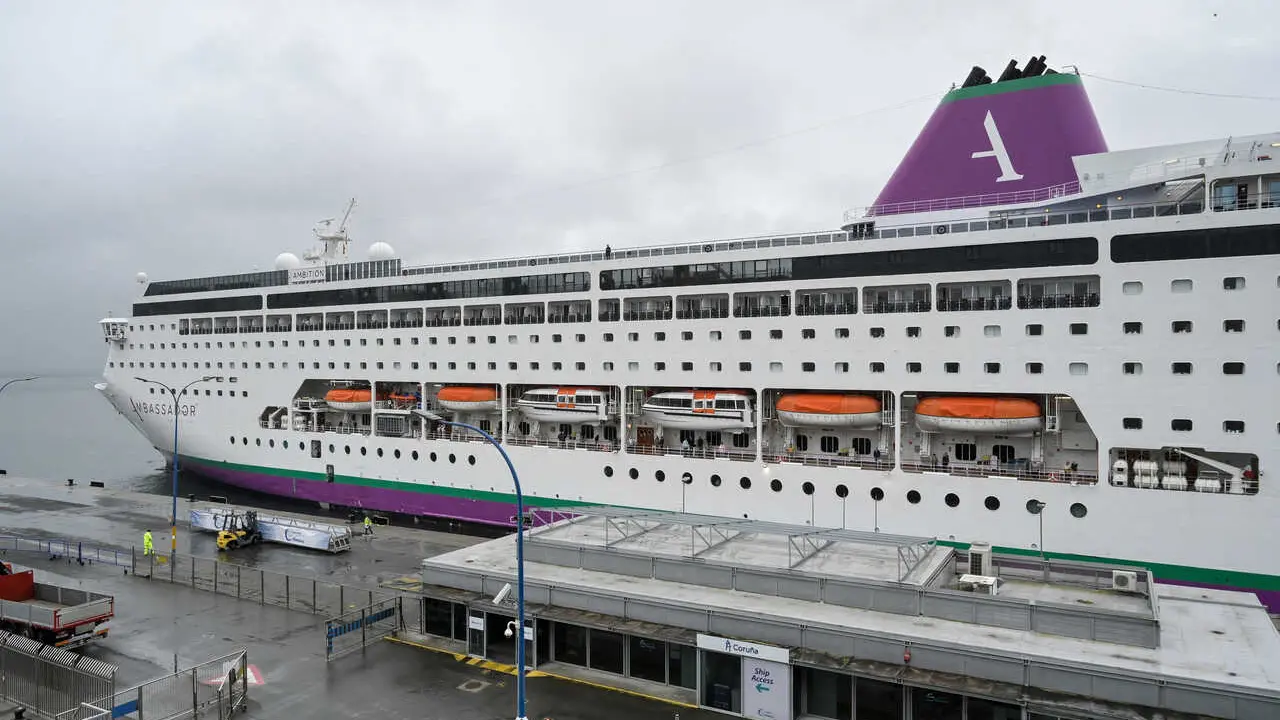 A Coru&ntilde;a
El crucero 'Ambition', aislado por un brote de gastroenteritis que afect&oacute; a decenas de pasajeros y a parte de la tripulaci&oacute;n del buque, en el que viajan m&aacute;s de 1.750 personas, hace escala hoy s&aacute;bado en el puerto de &nbsp;A Coru&ntilde;a
16/05/2026
Foto: M. Dylan / Europa Press