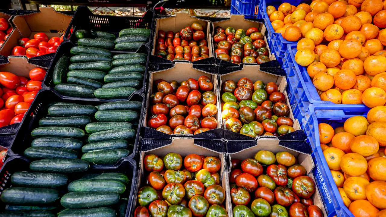 Archivo - Un puesto de frutas y hortalizas en un mercadillo al aire libre