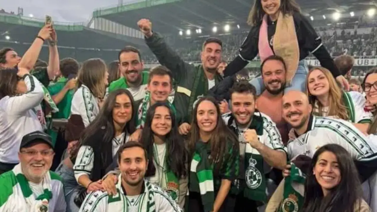 Aficionados del Racing celebrando el ascenso en el Sardinero