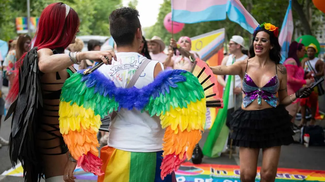 Archivo - Ambiente en las calles de Madrid durante la manifestaci&oacute;n estatal del Orgullo LGTBI+ 2025, a 5 de julio de 2025, en Madrid (Espa&ntilde;a). La manifestaci&oacute;n de este a&ntilde;o conmemora los 20 a&ntilde;os del matrimonio igualitario en Espa&ntilde;a. Bajo el lema &ldquo;20 a&ntilde;os a