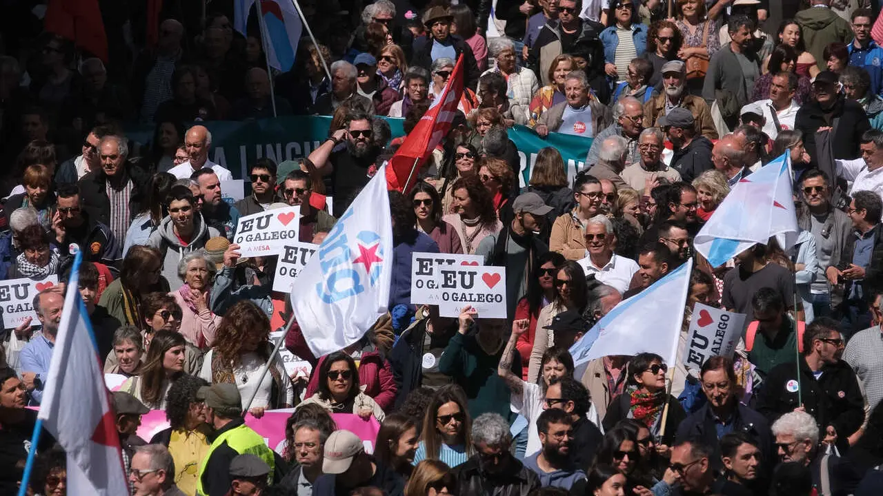 Decenas de personas durante una manifestaci&oacute;n a favor del D&iacute;a das Letras Galegas, a 17 de mayo de 2026, en Santiago de Compostela, A Coru&ntilde;a, Galicia (Espa&ntilde;a).