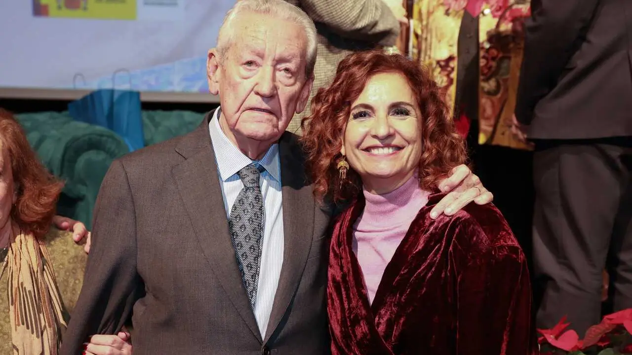 Archivo - La vicepresidenta primera del Gobierno y ministra de Hacienda, Mar&iacute;a Jes&uacute;s Montero, junto al expresidente de la Junta de Andaluc&iacute;a Rafael Escuredo, durante el acto de entrega de los premios Plaza de Espa&ntilde;a. (Foto de archivo).
