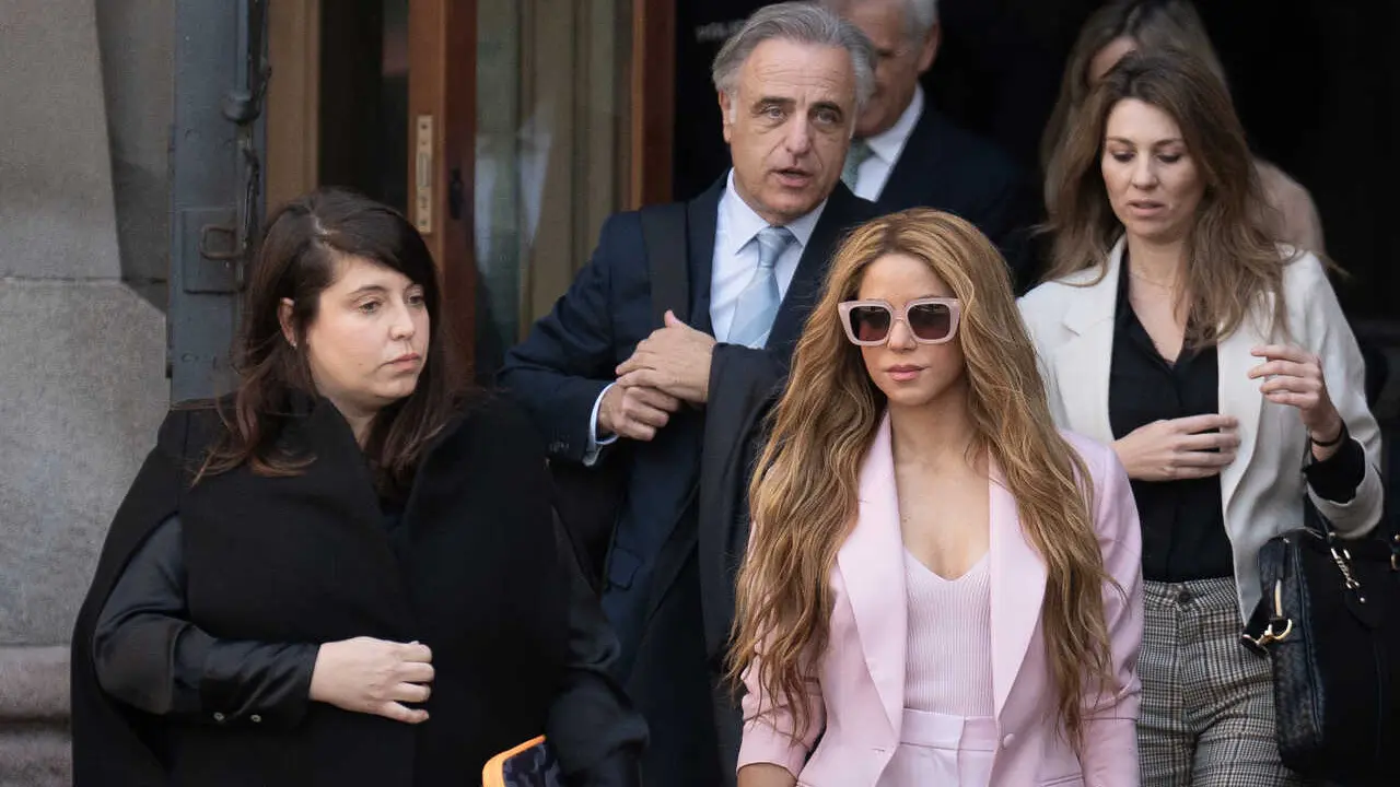 Archivo - La cantante Shakira (c) junto a sus abogados, Pau Molins (2i), Miriam Company (1d), a su salida de la Audiencia Nacional el d&iacute;a que comienza su juicio, a 20 de noviembre de 2023, en Barcelona, Catalunya (Espa&ntilde;a)