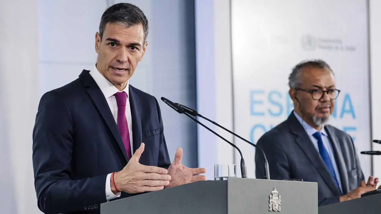 El presidente del Gobierno, Pedro S&aacute;nchez (i), recibe al director general de la Organizaci&oacute;n Mundial de la Salud (OMS), Tedros Adhanom (d), en el Palacio de la Moncloa.