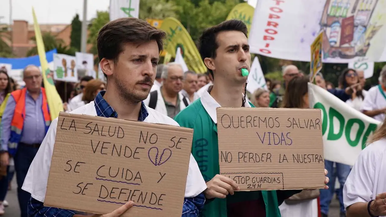 Manifestaci&oacute;n de m&eacute;dicos en M&aacute;laga en el tercer d&iacute;a de huelga contra el Estatuto Marco del Gobierno central. A 29 de abril de 2026 en M&aacute;laga (Andaluc&iacute;a, Espa&ntilde;a).