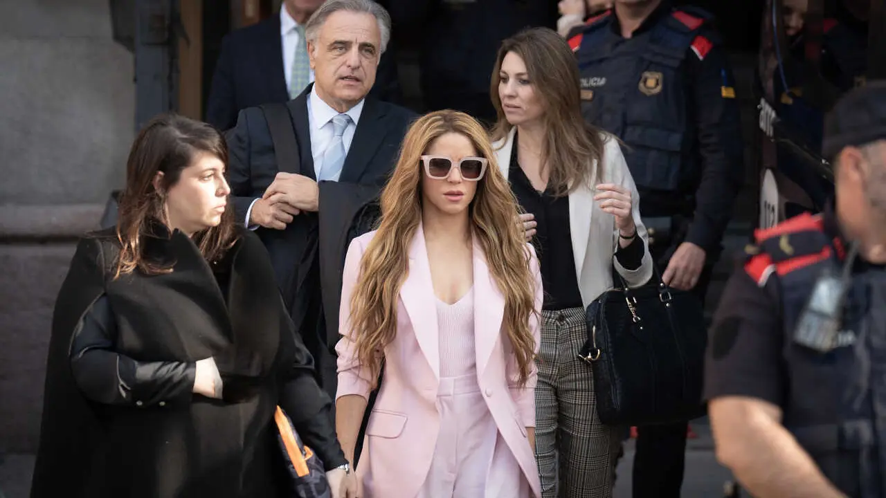 Archivo - La cantante Shakira (c), junto a sus abogados, Pau Molins (3i), Miriam Company (5i), a su salida del juzgado el d&iacute;a que comenz&oacute; su juicio en Barcelona