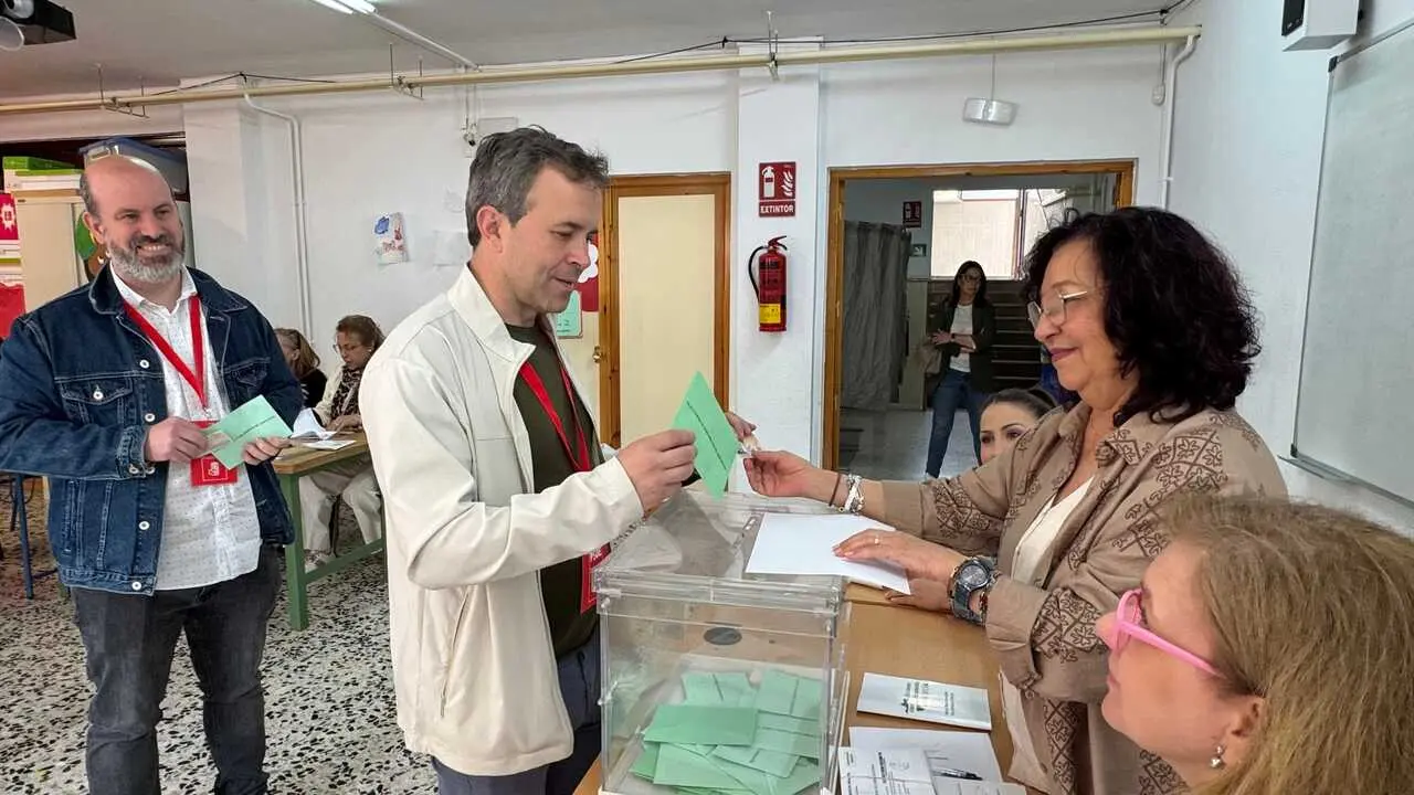 Julio Mill&aacute;n vota durante las elecciones andaluzas del pasado domingo.