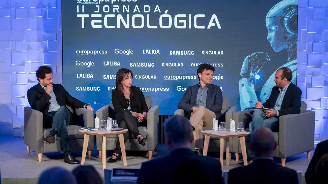 El Government Affairs and Public Policy Manager at Google Spain, Josetxo Soria, del ministerio para la Transformaci&oacute;n Digital, Mar&iacute;a Jes&uacute;s Garc&iacute;a Mart&iacute;n, el Head of Mobile Business Iberia de Samsung David Alonso, y el periodista de EP Sergio Alonso