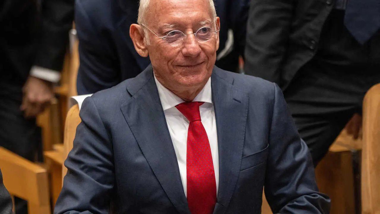 (Foto de ARCHIVO)
El presidente y fundador de Mango, Isak Andic, durante el acto de entrega del VIII Premio Reino de Espa&ntilde;a a la Trayectoria Empresarial (Iese), en el IESE Business School Barcelona Campus Norte, a 18 de marzo de 2024, en Barcelona, Catalunya (Espa&ntilde;a). El Rey Felipe VI ha entregado la octava edici&oacute;n del Premio Reino de Espa&ntilde;a a la Trayectoria Empresarial a Isak Andic, cofundador y presidente de Mango, que ha logrado, tras casi cuatro d&eacute;cadas, convertir Mango en una de las m&aacute;s importantes multinacionales de Espa&ntilde;a en el sector de la moda. Actualmente, Mango cuenta con m&aacute;s de 2.560 establecimientos en 115 pa&iacute;ses y m&aacute;s de 14.000 empleados. En 2022 logr&oacute; un r&eacute;cord hist&oacute;rico de ventas, 2.688 millones (un 20% m&aacute;s que en 2021) y una facturaci&oacute;n in&eacute;dita con un beneficio neto de 81 millones (67,5 el pasado a&ntilde;o).

Lorena Sop&ecirc;na / Europa Press
18/3/2024