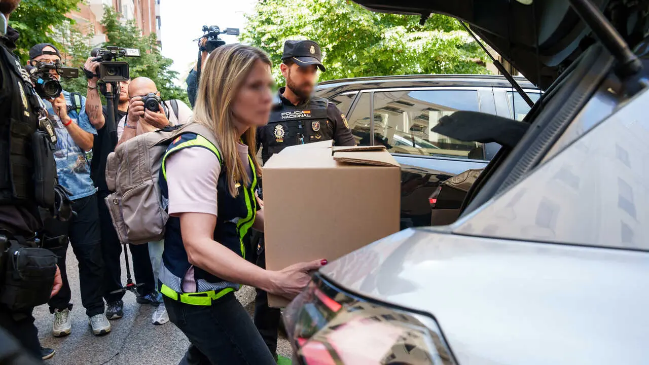Agentes de la Polic&iacute;a Nacional salen de la oficina de Zapatero en Ferraz, a 19 de mayo de 2026, en Madrid (Espa&ntilde;a). La UDEF ha registrado la oficina del expresidente, as&iacute; como otras oficinas relacionadas con &eacute;l, como la de la empresa de sus hijas