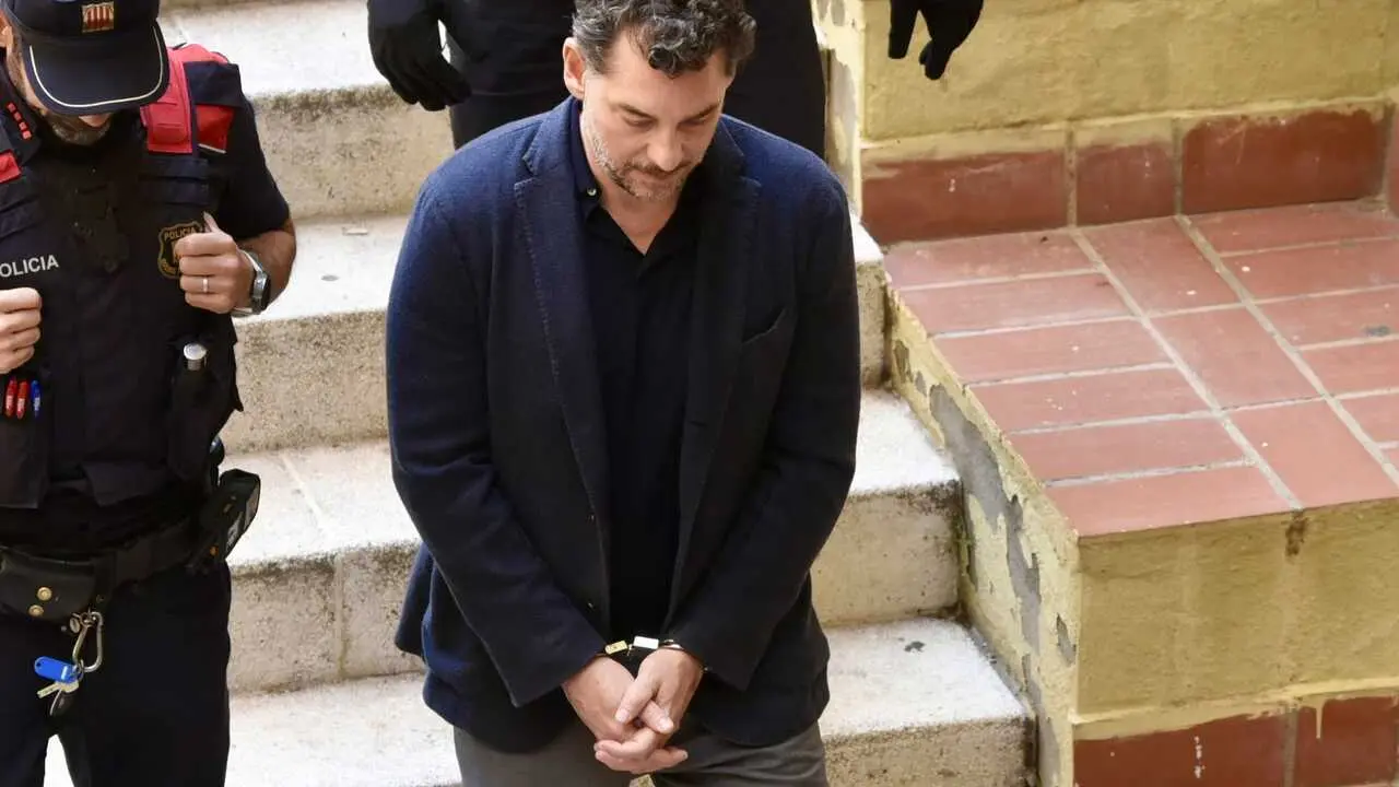Jonathan Andic, el hijo del fundador de Mango, a su salida del Juzgado de Instrucci&oacute;n 5 de Martorell, a 19 de mayo de 2026, en Martorell, Barcelona, Catalunya (Espa&ntilde;a). Los Mossos d'Esquadra han detenido a Jonathan Andic, el hijo del fundador de Mango, Isak Andic, por la muerte de su padre el 14 de diciembre de 2024 tras caer por un barranco en las Cuevas del Salnitre en Collbat&oacute; (Barcelona). Jonathan Andic, que era el &uacute;nico acompa&ntilde;ante el d&iacute;a de la muerte de su padre, est&aacute; siendo investigado por el Juzgado de Instrucci&oacute;n 5 de Martorell (Barcelona).

David Oller / Europa Press
19/5/2026
