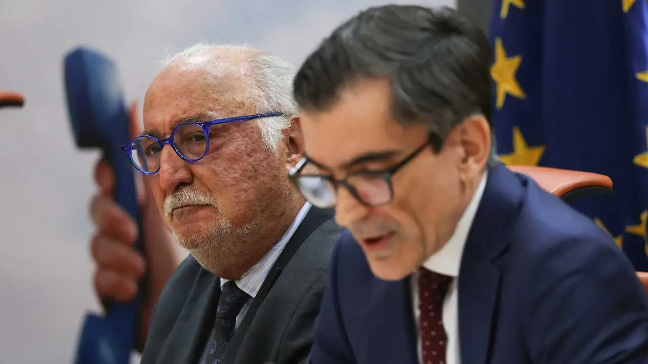 El director de la DGT, Pere Navarro, y el director del Observatorio Nacional de Seguridad Vial, &Aacute;lvaro G&oacute;mez M&eacute;ndez, presenta el tel&eacute;fono 018 de atenci&oacute;n a las v&iacute;ctimas de siniestros viales, en la  Direcci&oacute;n General de Tr&aacute;fico, a 23 de abril de 2026, en M
