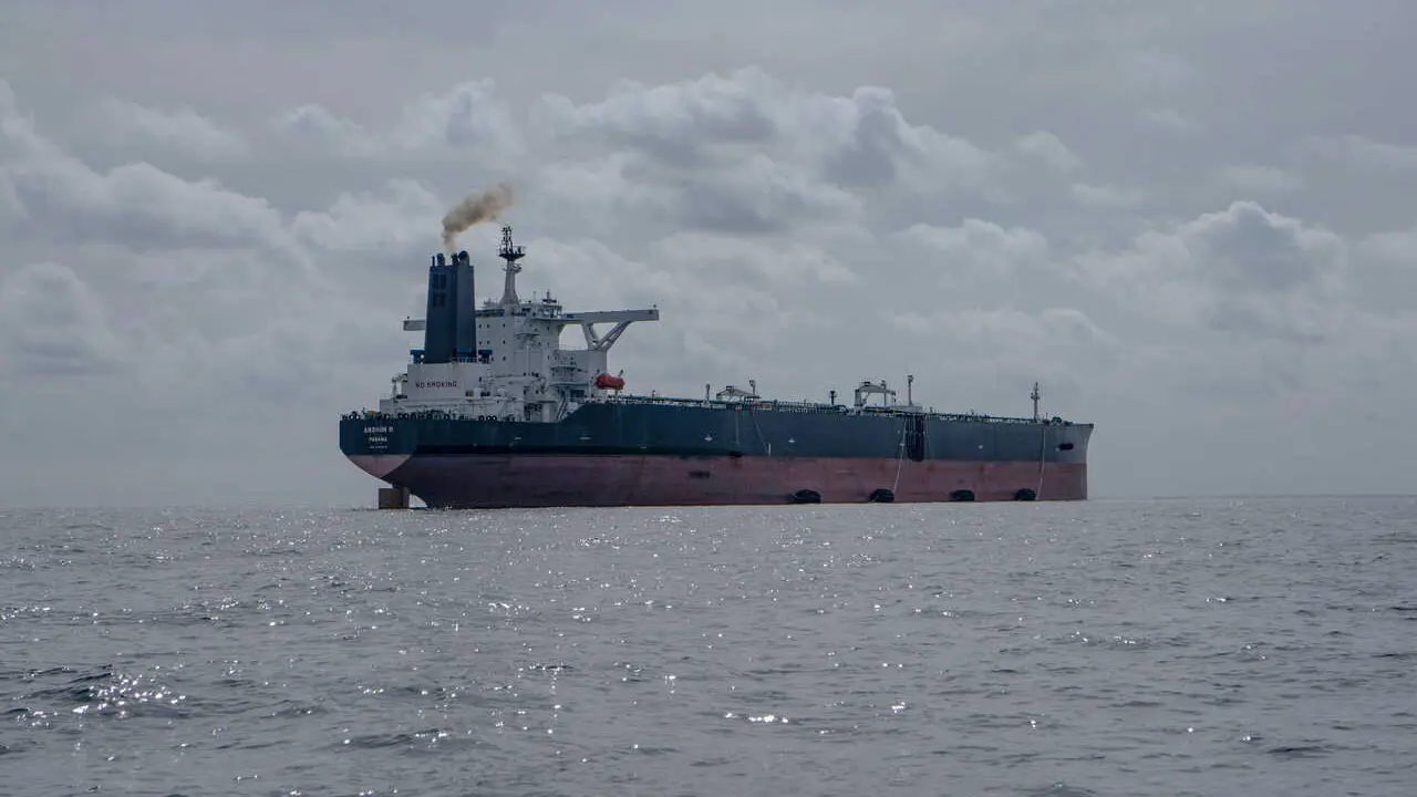 El petrolero ANSHUN II que se encuentra en agus internacionales frente a las costas de Ceuta con las defensas &ldquo;Yokohama&rdquo; Yokohama  preparadas y las tuberias conectadas para recibir otro petrolero y trasegar crudo ruso