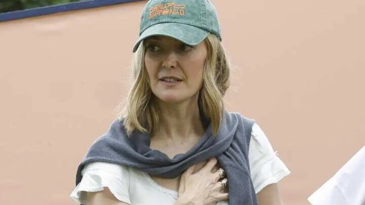 Marta Ortega estrenando una gorra de la coleeci&oacute;n exclusiva de Bad Bunny con Zara