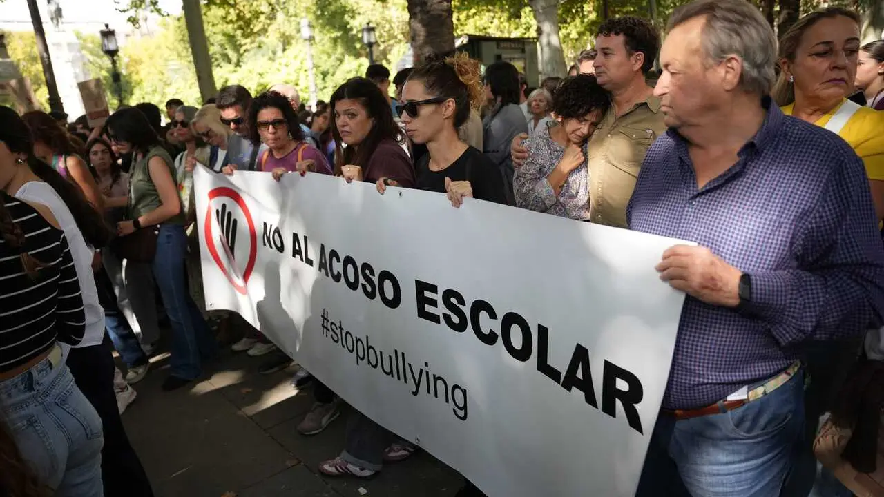 Archivo - Los padres de Sandra Pe&ntilde;a en una manifestaci&oacute;n contra el acoso escolar. Imagen de archivo.