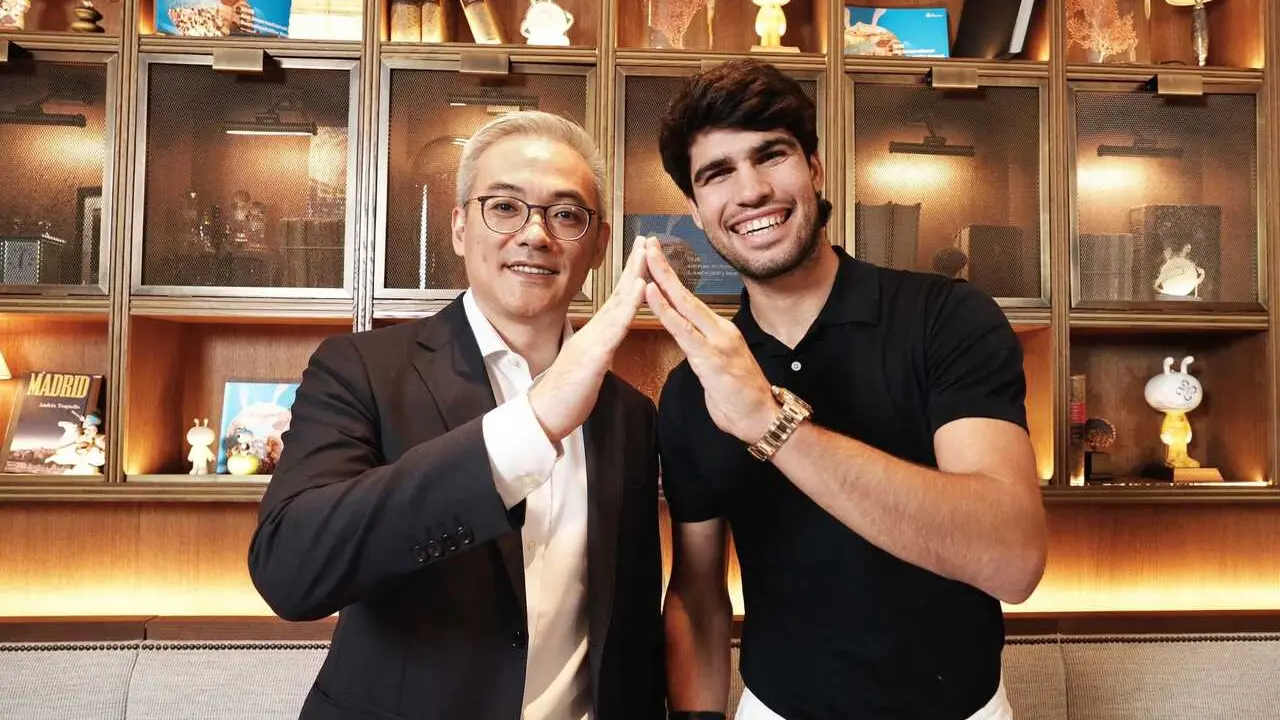 CEO de Ant International Peng Yang y Carlos Alcaraz