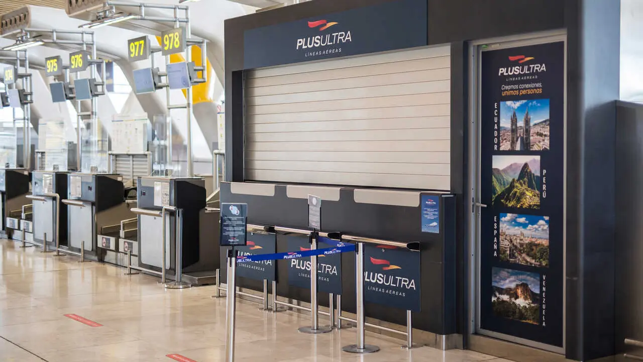 Archivo - Un stand de la aerol&iacute;nea Plus Ultra, en el aeropuerto de Madrid - Barajas Adolfo Su&aacute;rez.
