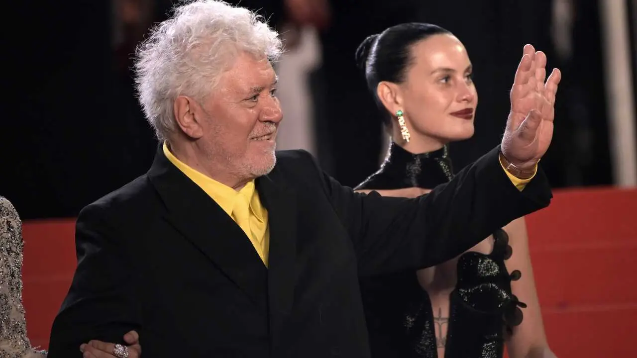 El director Pedro Almod&oacute;var y la actriz Milena Smit durante la presentaci&oacute;n de la pel&iacute;cula &lsquo;Amarga Navidad&rsquo; en el Festival de Cannes 2026, a 19 de mayo de 2026, en Cannes (Francia). Amarga Navidad entrelaza la realidad y la ficci&oacute;n a trav&eacute;s de Ra&uacute;l Dur&aacute;n,