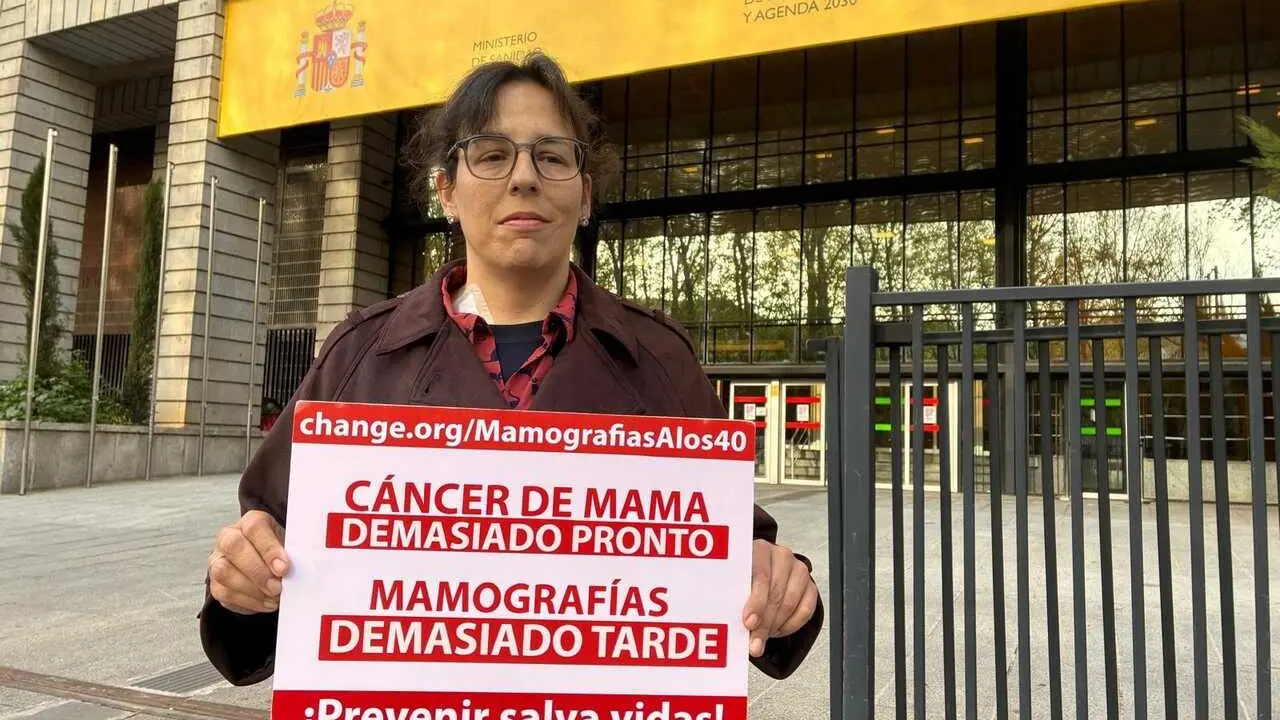 Imagen de Mar&iacute;a Varela en la entrega de firmas.