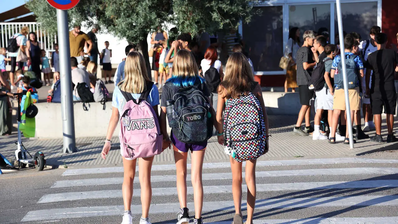 Archivo - Varias ni&ntilde;as el primer d&iacute;a de inicio del curso escolar, en la Escuela Aula Balear, a 11 de septiembre de 2024, en Palma de Mallorca, Mallorca, Baleares (Espa&ntilde;a). 
