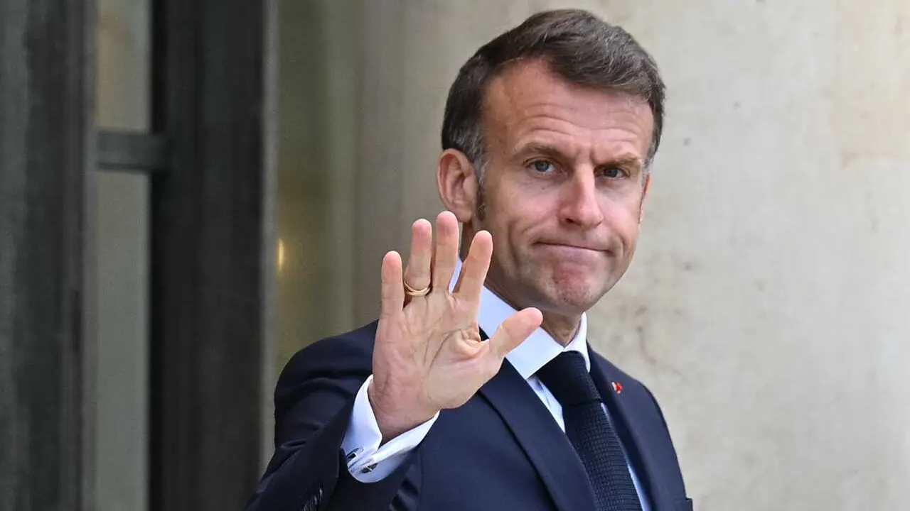 21 April 2026, France, Paris: French President Emmanuel Macron waits to receive Lebanese Prime Minister Nawaf Salam at the Elysee Palace. Photo: Julien Mattia/Le Pictorium via ZUMA Press/dpa