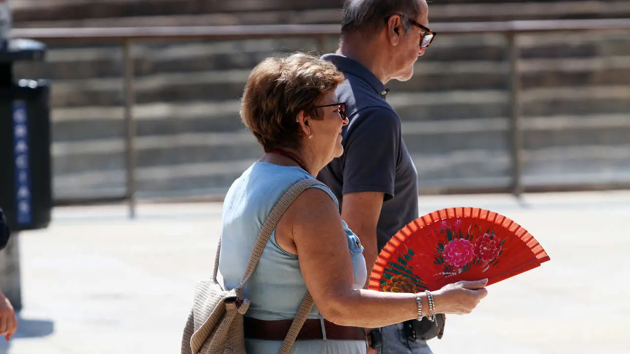 Archivo - Viandantes soportan las altas temperaturas por las calles de M&aacute;laga, A 12 de agosto de 2025 en M&aacute;laga, Andaluc&iacute;a (Espa&ntilde;a). La Agencia Estatal de Meteorolog&iacute;a (Aemet) ha emitido un aviso por altas temperaturas en M&aacute;laga para este martes. La ola d