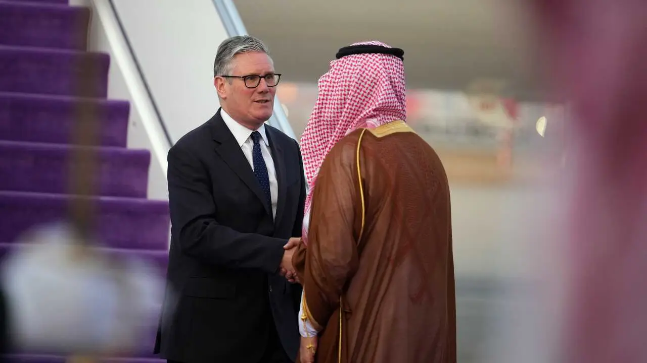 Archivo - El primer ministro brit&aacute;nico, Keir Starmer, en su reciente visita a Arabia Saud&iacute;.