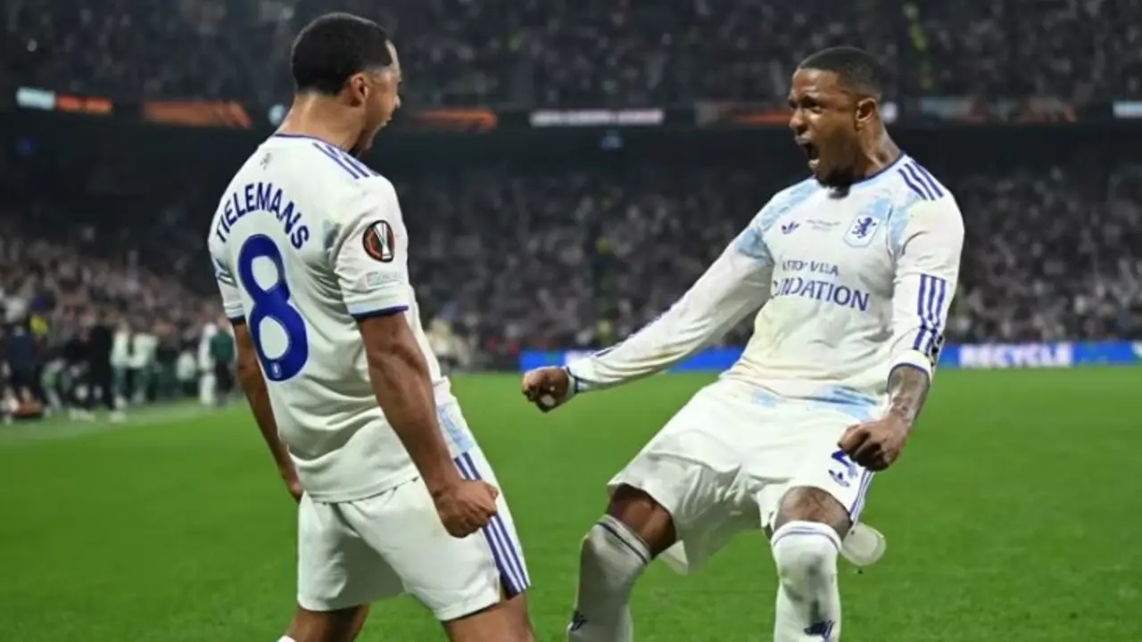 Tielemans celebrando uno de los goles al Friburgo