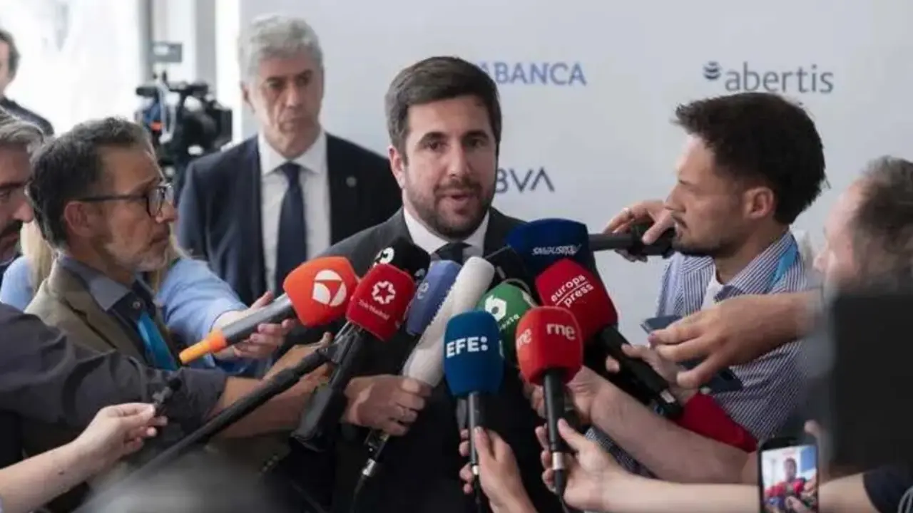 Enrique Riquelme ante los medios