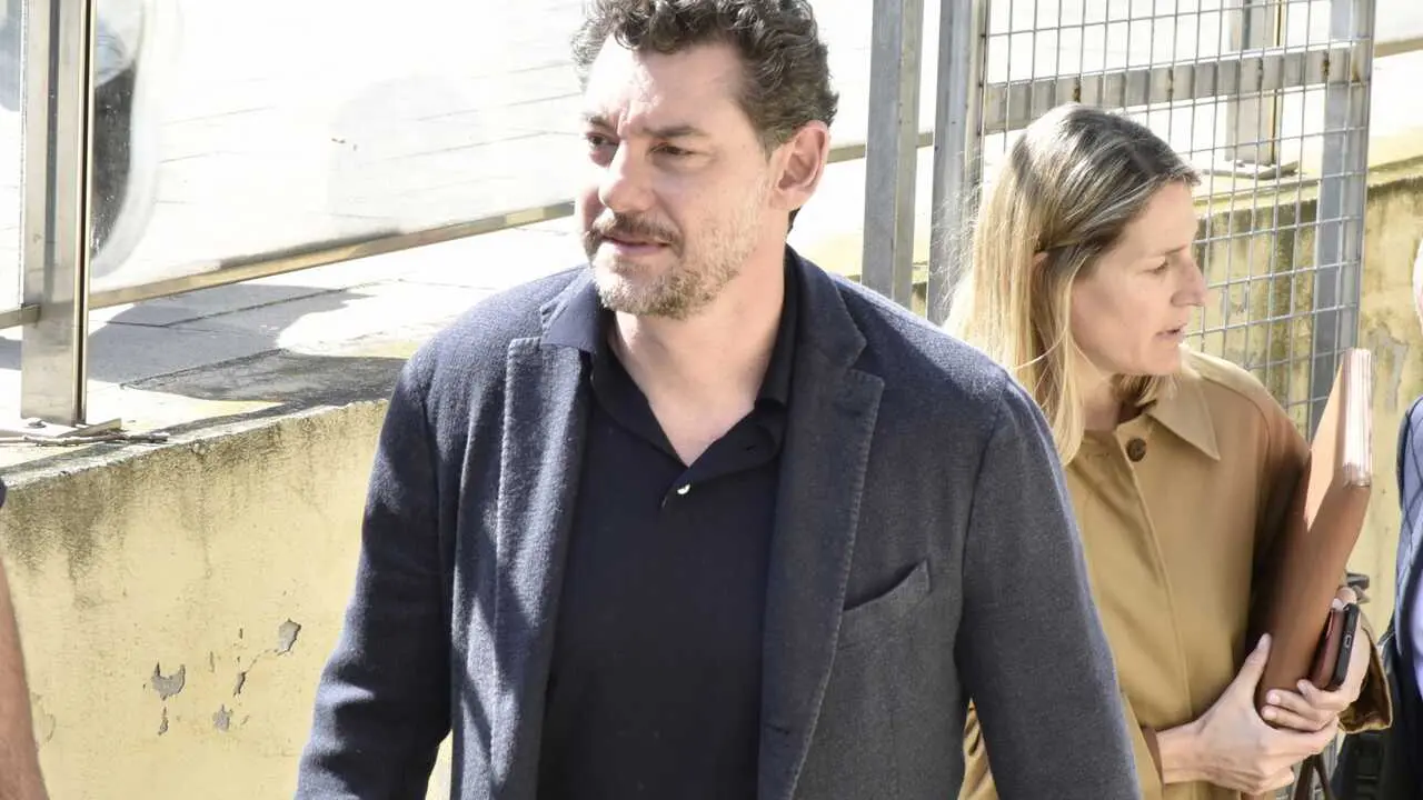 Jonathan Andic, el hijo del fundador de Mango, a su salida del Juzgado de Instrucci&oacute;n 5 de Martorell al hacer efectivo el pago de un mill&oacute;n de euros de fianza, a 19 de mayo de 2026, en Martorell, Barcelona, Catalunya (Espa&ntilde;a). Los Mossos d'Esquadra han detenido a Jonathan Andic, el hijo del fundador de Mango, Isak Andic, por la muerte de su padre el 14 de diciembre de 2024 tras caer por un barranco en las Cuevas del Salnitre en Collbat&oacute; (Barcelona). Jonathan Andic, que era el &uacute;nico acompa&ntilde;ante el d&iacute;a de la muerte de su padre, est&aacute; siendo investigado por el Juzgado de Instrucci&oacute;n 5 de Martorell (Barcelona).

David Oller / Europa Press
19/5/2026
