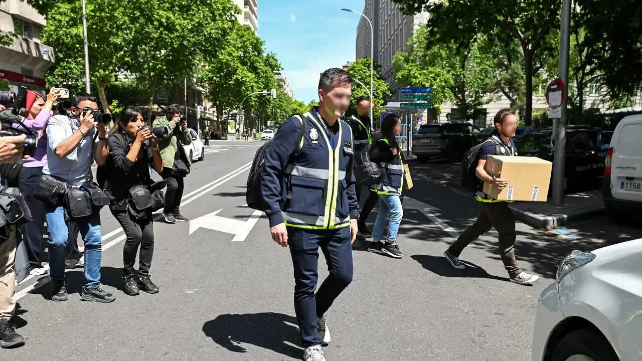 Agentes de la Polic&iacute;a Nacional salen de las oficinas de la empresa What The Fav, perteneciente a las hijas de Zapatero