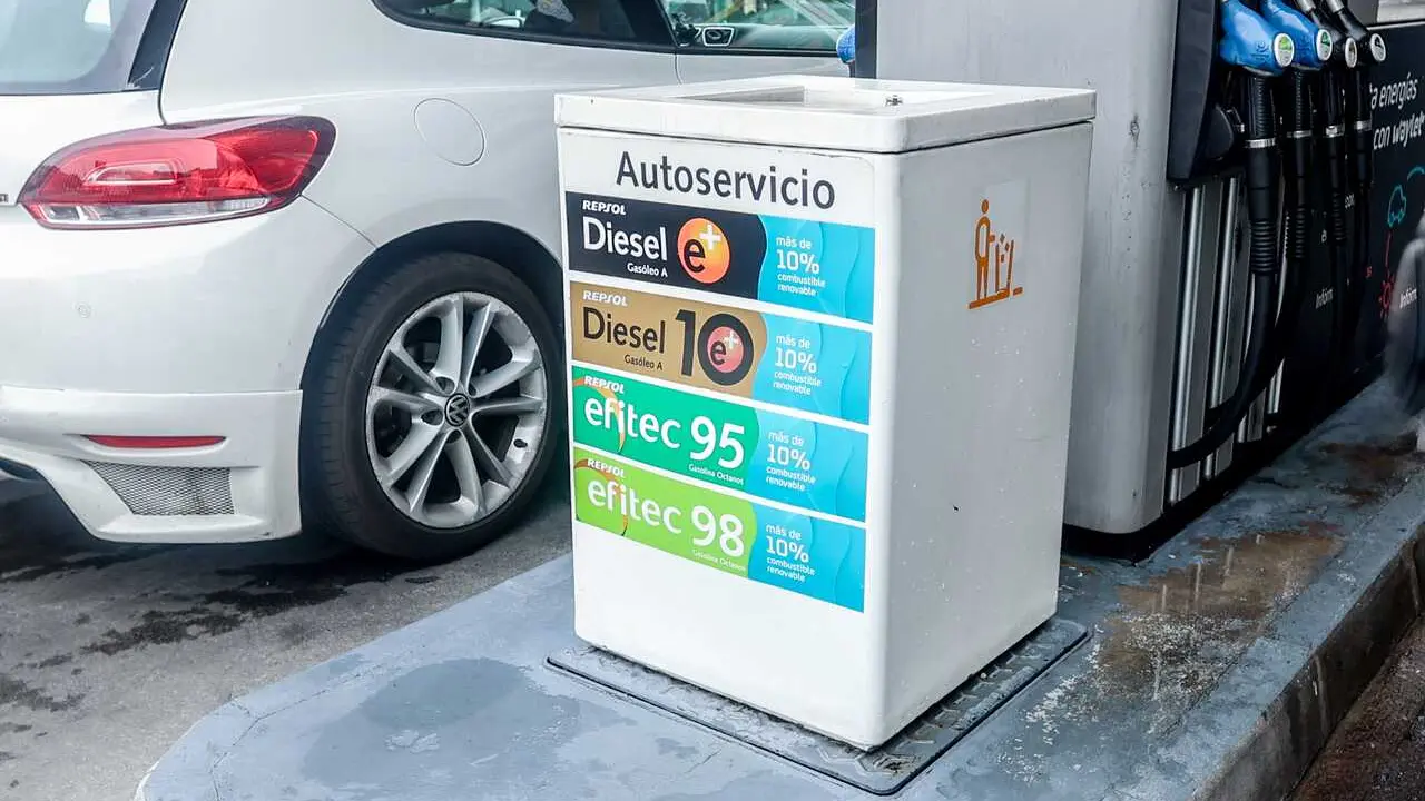 Archivo - Un coche repostando en una gasolinera