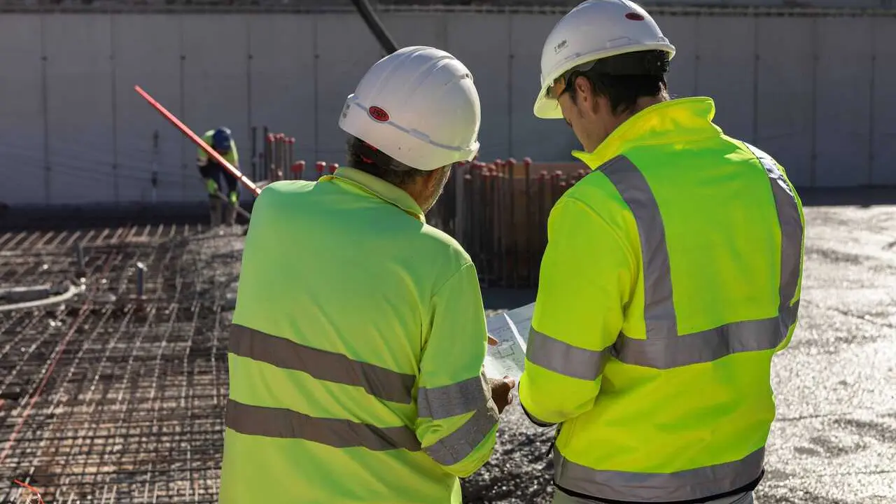 Profesionales del sector de la construcci&oacute;n en obra.