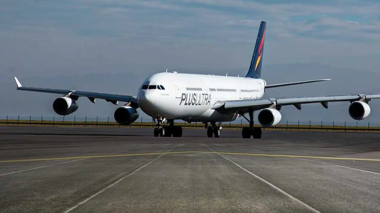 Archivo - Avi&oacute;n de Plus Ultra.