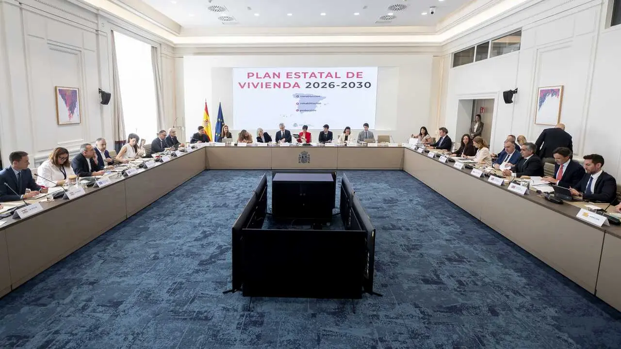 La ministra de Vivienda y Agenda Urbana, Isabel Rodr&iacute;guez (c), durante la reuni&oacute;n de la Conferencia Sectorial de Vivienda y Agenda Urbana.
