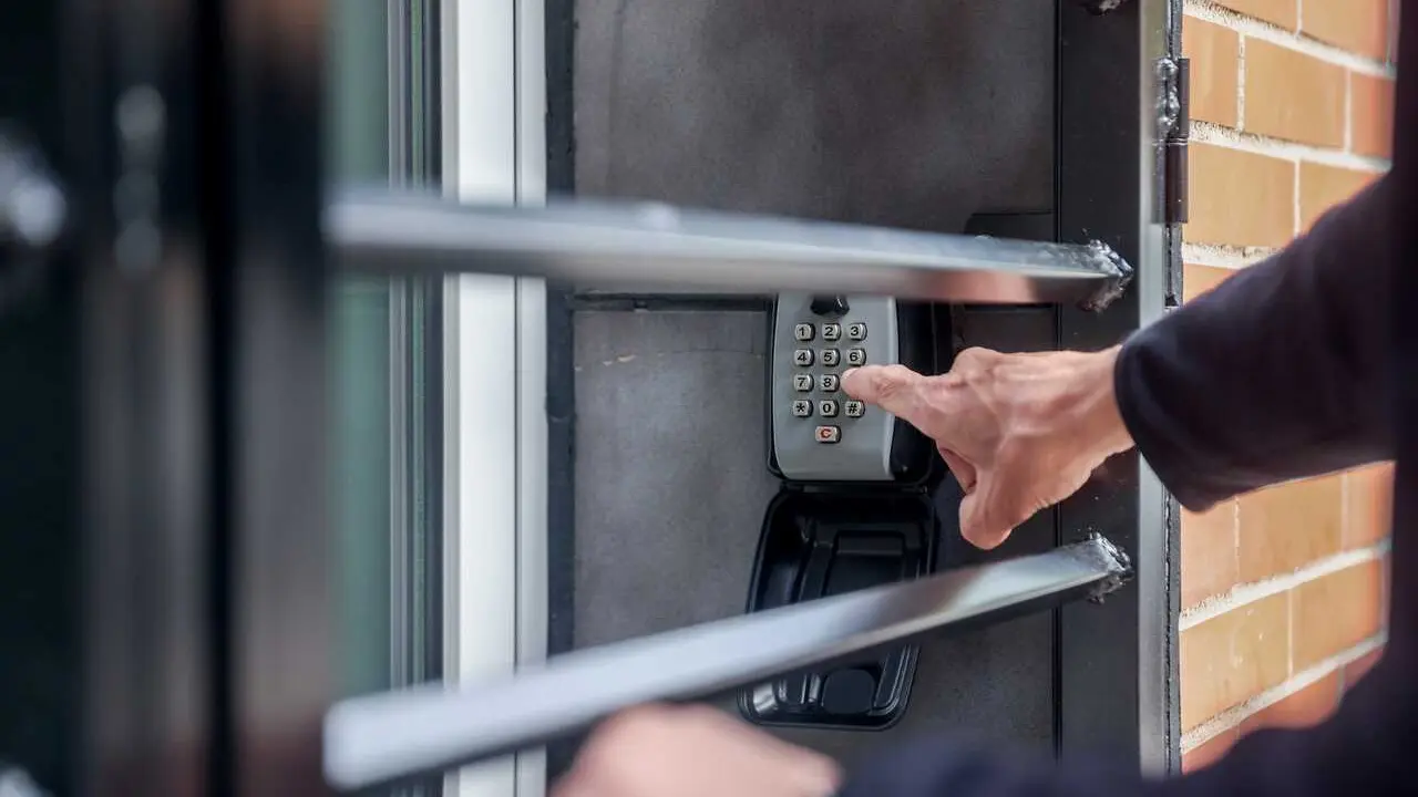 Archivo - Caja de seguridad de un piso tur&iacute;stico, a 20 de mayo de 2024, en Madrid (Espa&ntilde;a). 