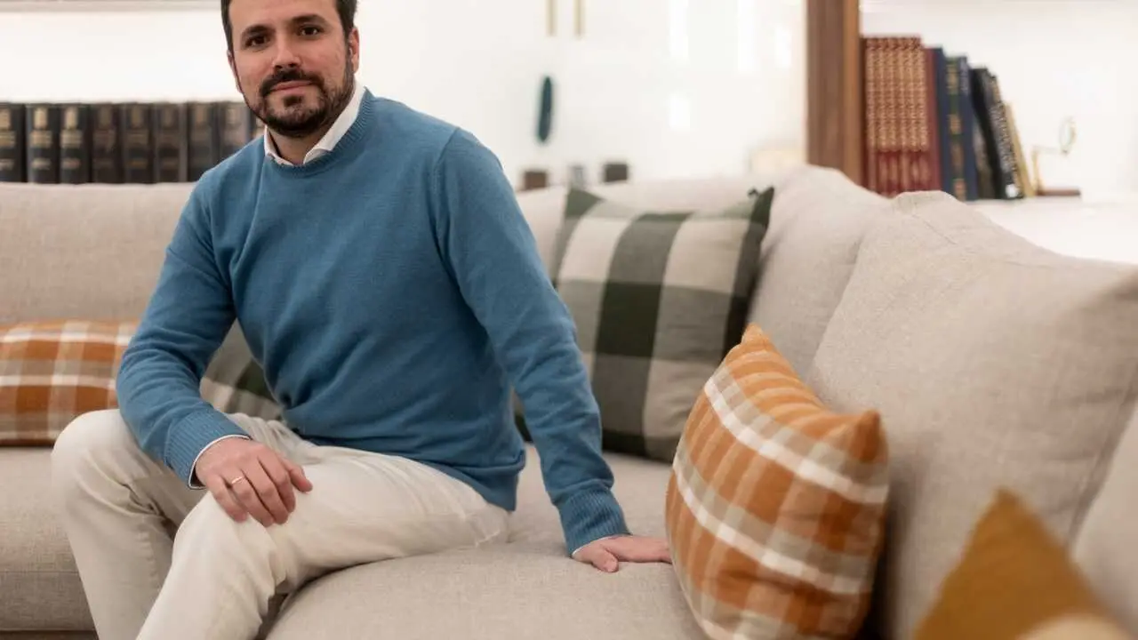 Archivo - El ex ministro de Consumo y coordinador federal de Izquierda Unida, Alberto Garz&oacute;n, durante una entrevista para Europa Press, en el Hotel Casa de las Artes Meli&aacute; Collection, a 28 de enero de 2026, en Madrid (Espa&ntilde;a). Garz&oacute;n est&aacute; promocionando su