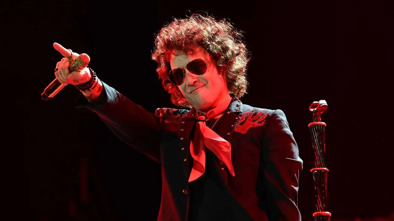 Archivo - El cantante Enrique Bunbury durante un concierto en el estadio de la Romareda, a 6 de julio de 2024, en Zaragoza, Arag&oacute;n (Espa&ntilde;a). Enrique Bunbury es un cantante y compositor, reconocido por haber sido el l&iacute;der de la banda H&eacute;roes del Silencio. E