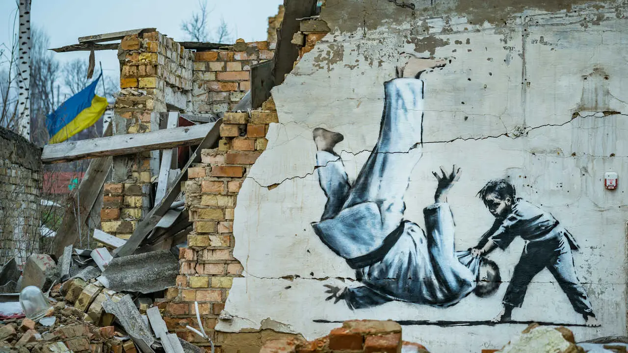 Archivo - 23 December 2022, Ukraine, Borodianka: Banksy graffiti can be seen on a destroyed wall. Destruction is still visible after many months of the Russian occupation of the city. Photo: Celestino Arce Lavin/ZUMA Press Wire/dpa