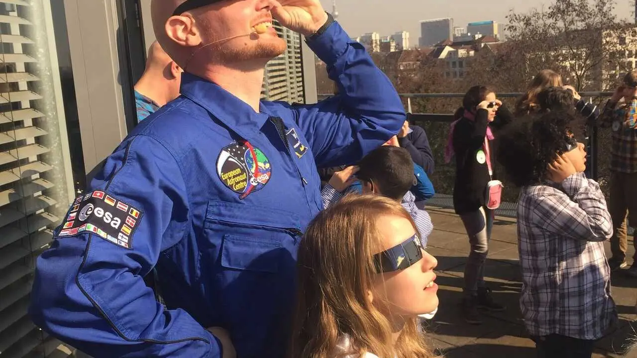 El astronauta Alexander Gerst viendo un eclipse solar